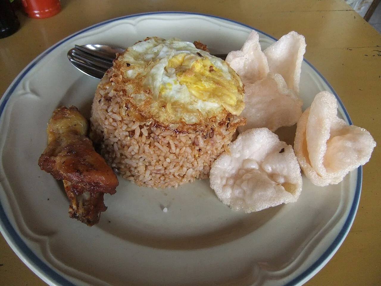 Nasi goreng topped with an egg and served with crackers in Batutumonga
