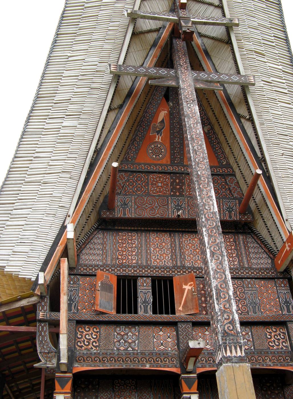 The carved facade and sweeping roof of a tongkonan at Palawa