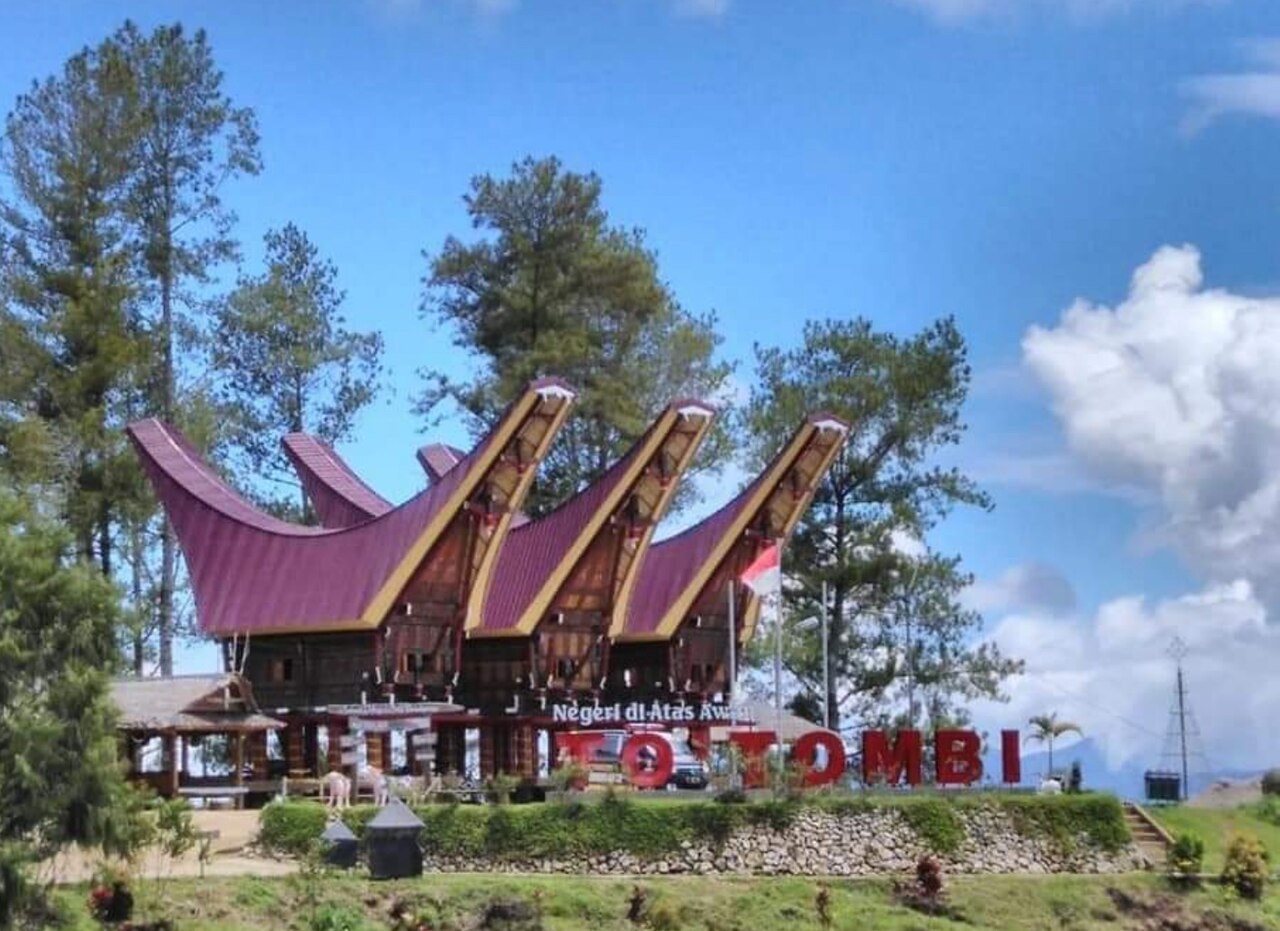 Toraja-style roofs and mountain scenery at To’ Tombi in Lolai